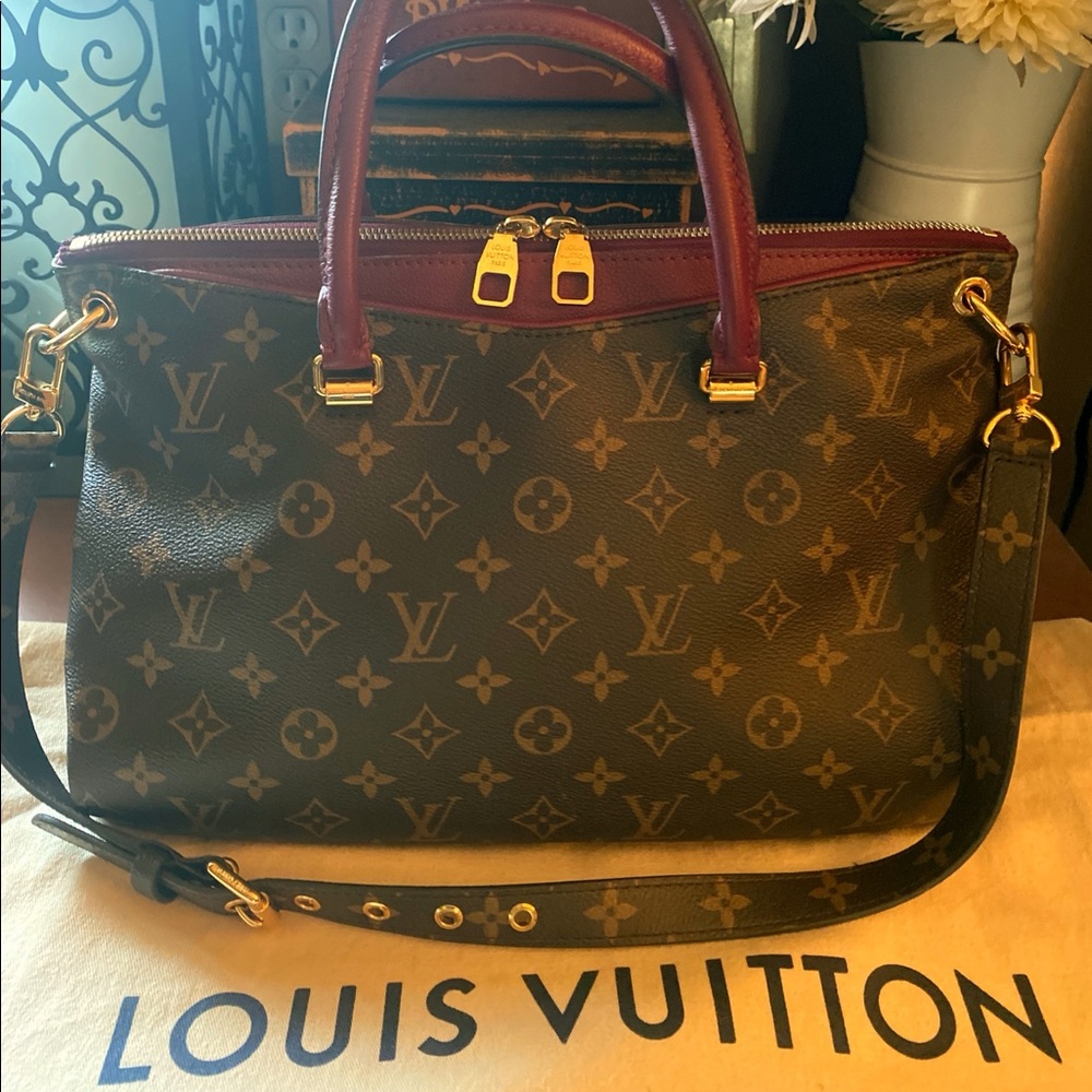 S O L D   S O L D  S O L D Absolutely beautiful Louis Vuitton Pallas